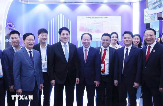 Chủ tịch nước Lương Cường v&agrave; c&aacute;c đại biểu tham dự kỳ họp.