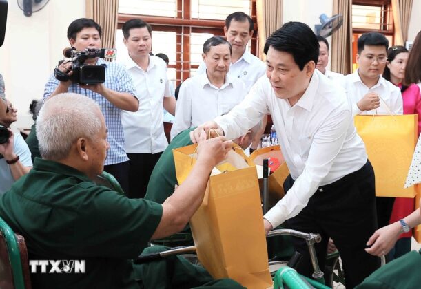 Chủ tịch nước thăm thương binh tại Trung t&acirc;m Điều dưỡng Thương binh Duy Ti&ecirc;n