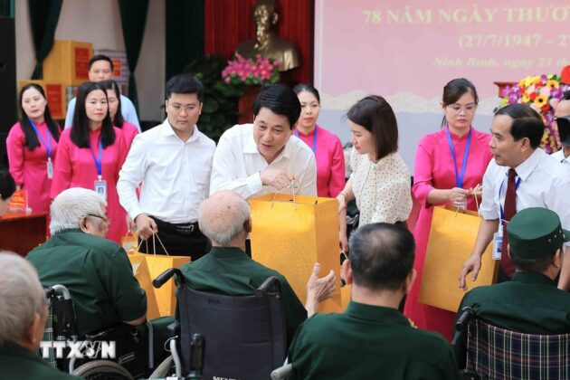 Chủ tịch nước Lương Cường tặng qu&agrave; cho c&aacute;c thương binh tại Trung t&acirc;m Điều dưỡng Thương binh Duy Ti&ecirc;n. (Ảnh: An Đăng/TTXVN)