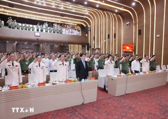 Chủ tịch nước Lương Cường v&agrave; c&aacute;c đại biểu thực hiện nghi thức ch&agrave;o cờ.