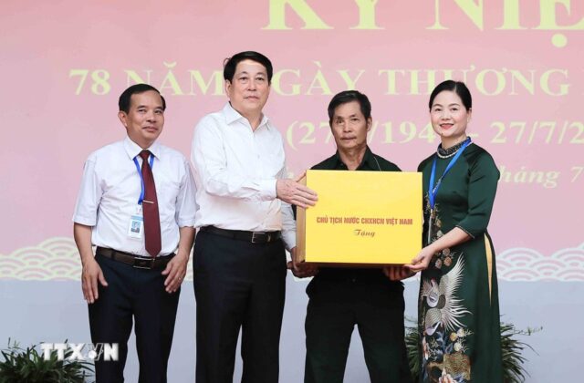 Chủ tịch nước Lương Cường tặng qu&agrave; cho Trung t&acirc;m Điều dưỡng Thương binh Duy Ti&ecirc;n. (Ảnh: An Đăng/TTXVN)