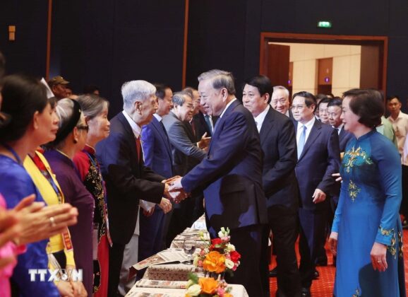 Tổng B&iacute; thư T&ocirc; L&acirc;m, Chủ tịch nước Lương Cường, Thủ tướng Phạm Minh Ch&iacute;nh v&agrave; c&aacute;c l&atilde;nh đạo Đảng, Nh&agrave; nước với người c&oacute; c&ocirc;ng, nh&acirc;n chứng lịch sử ti&ecirc;u biểu. (Ảnh: Thống Nhất/TTXVN)