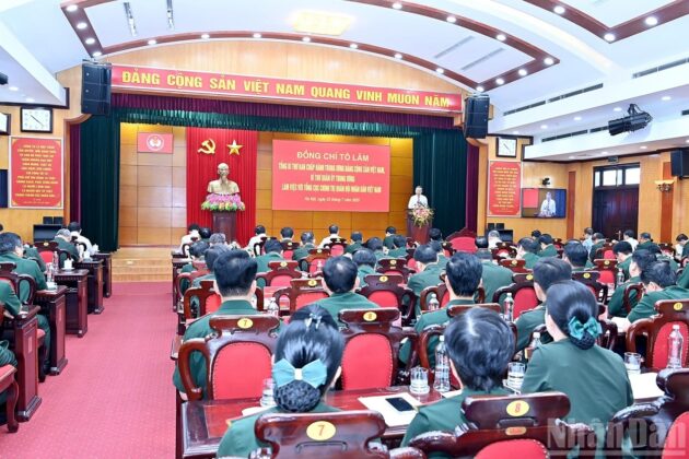 Quang cảnh buổi l&agrave;m việc.