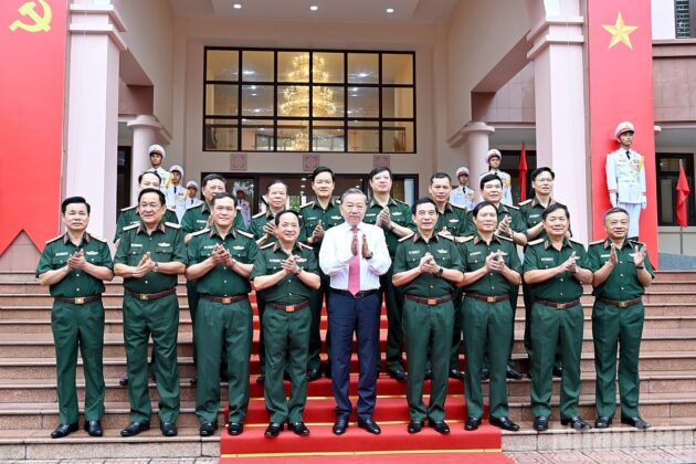 Tổng B&iacute; thư T&ocirc; L&acirc;m với l&atilde;nh đạo, thủ trưởng Bộ Quốc ph&ograve;ng v&agrave; Tổng cục Ch&iacute;nh trị Qu&acirc;n đội nh&acirc;n d&acirc;n Việt Nam.