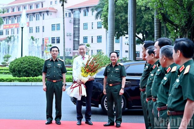 L&atilde;nh đạo Bộ Quốc ph&ograve;ng v&agrave; Tổng cục Ch&iacute;nh trị Qu&acirc;n đội nh&acirc;n d&acirc;n Việt Nam đ&oacute;n Tổng B&iacute; thư T&ocirc; L&acirc;m.