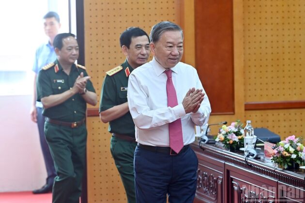 Tổng B&iacute; thư T&ocirc; L&acirc;m với l&atilde;nh đạo, thủ trưởng Bộ Quốc ph&ograve;ng v&agrave; Tổng cục Ch&iacute;nh trị Qu&acirc;n đội nh&acirc;n d&acirc;n Việt Nam.