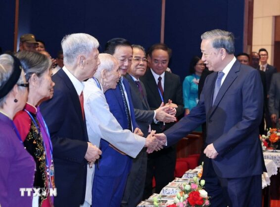 Tổng B&iacute; thư T&ocirc; L&acirc;m với người c&oacute; c&ocirc;ng, nh&acirc;n chứng lịch sử ti&ecirc;u biểu. (Ảnh: Thống Nhất/TTXVN)