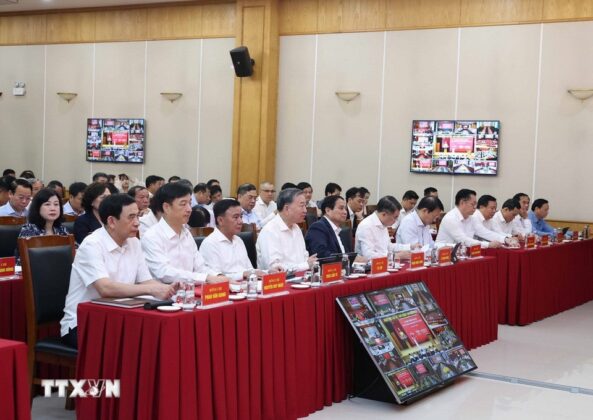 Tổng B&iacute; thư T&ocirc; L&acirc;m, Trưởng Ban Chỉ đạo Trung ương v&agrave; c&aacute;c đại biểu tham dự hội nghị.