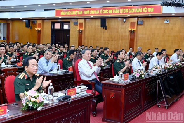 Tổng B&iacute; thư T&ocirc; L&acirc;m với l&atilde;nh đạo Đảng, Nh&agrave; nước v&agrave; thủ trưởng Bộ Quốc ph&ograve;ng, Tổng cục Ch&iacute;nh trị Qu&acirc;n đội nh&acirc;n d&acirc;n Việt Nam dự buổi l&agrave;m việc.