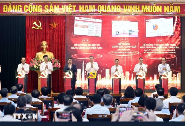 Tổng B&iacute; thư T&ocirc; L&acirc;m, Thủ tướng Phạm Minh Ch&iacute;nh v&agrave; c&aacute;c đại biểu thực hiện nghi thức ra mắt 3 nền tảng số phục vụ triển khai Nghị quyết 57-NQ/TW.