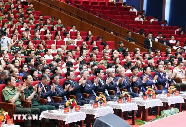 Tổng B&iacute; thư T&ocirc; L&acirc;m, Chủ tịch nước Lương Cường, Thủ tướng Phạm Minh Ch&iacute;nh, c&aacute;c l&atilde;nh đạo Đảng, Nh&agrave; nước v&agrave; c&aacute;c đại biểu. (Ảnh: Thống Nhất/TTXVN)