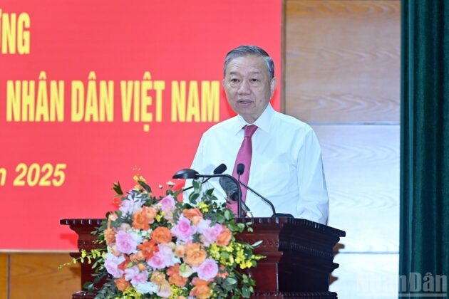 Tổng B&iacute; thư T&ocirc; L&acirc;m ph&aacute;t biểu tại buổi l&agrave;m việc.
