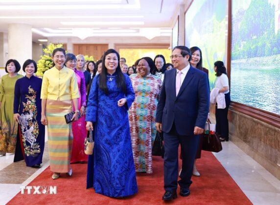 Thủ tướng Phạm Minh Ch&iacute;nh v&agrave; Phu nh&acirc;n L&ecirc; Thị B&iacute;ch Tr&acirc;n tham dự buổi gặp mặt c&aacute;c nh&agrave; ngoại giao nữ Việt Nam v&agrave; quốc tế.