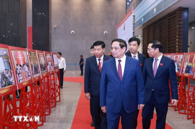 Thủ tướng Phạm Minh Ch&iacute;nh tham quan trưng b&agrave;y ảnh về hoạt động của Bộ Ngoại giao.