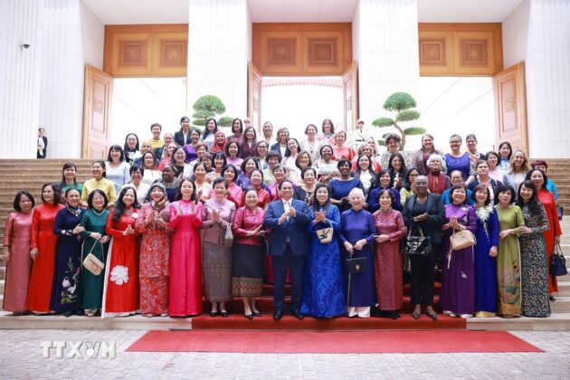 Thủ tướng Phạm Minh Ch&iacute;nh v&agrave; Phu nh&acirc;n L&ecirc; Thị B&iacute;ch Tr&acirc;n với c&aacute;c nh&agrave; ngoại giao nữ Việt Nam v&agrave; quốc tế.