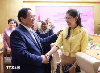 Thủ tướng gặp mặt các nhà ngoại giao nữ Việt Nam và quốc tế
