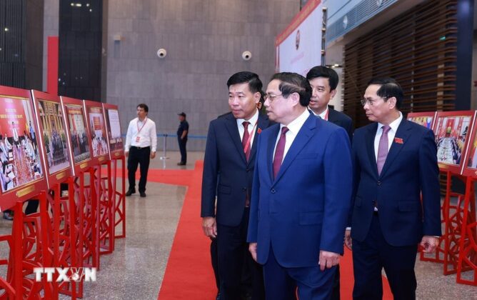 Thủ tướng Phạm Minh Ch&iacute;nh tham quan trưng b&agrave;y ảnh về hoạt động của Bộ Ngoại giao.