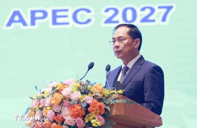 Ph&oacute; Thủ tướng, Bộ trưởng Bộ Ngoại giao B&ugrave;i Thanh Sơn, Chủ tịch Ủy ban Quốc gia APEC 2027 ph&aacute;t biểu. (Ảnh: Dương Giang/TTXVN)