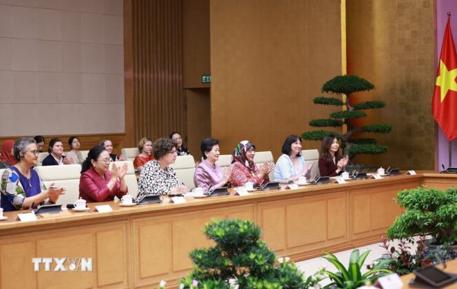 C&aacute;c nh&agrave; ngoại giao nữ quốc tế tham dự buổi gặp mặt nh&acirc;n dịp kỷ niệm Ng&agrave;y Quốc tế Phụ nữ ng&agrave;nh Ngoại giao.