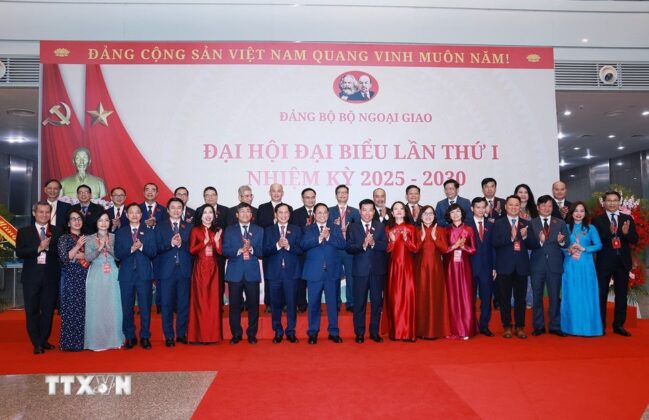 Thủ tướng Phạm Minh Ch&iacute;nh với c&aacute;c đại biểu tham dự Đại hội đại biểu Đảng bộ Bộ Ngoại giao lần thứ I, nhiệm kỳ 2025-2030.