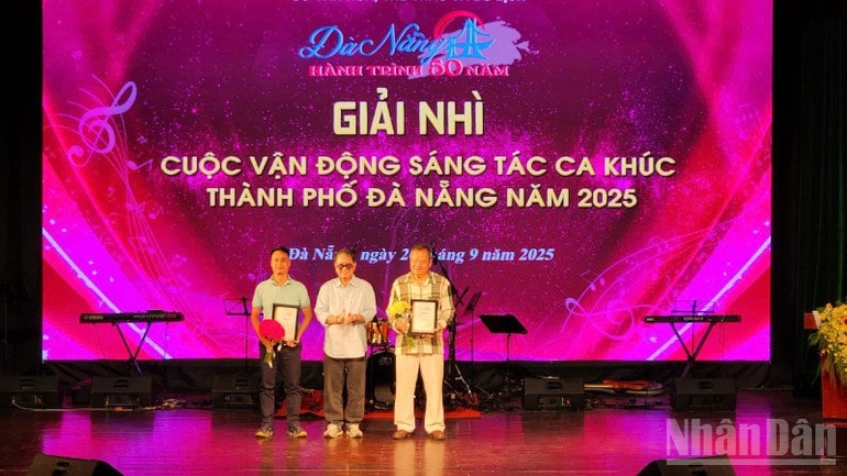 Ban Tổ chức trao Giải Nhì cho các tác giả đoạt giải.