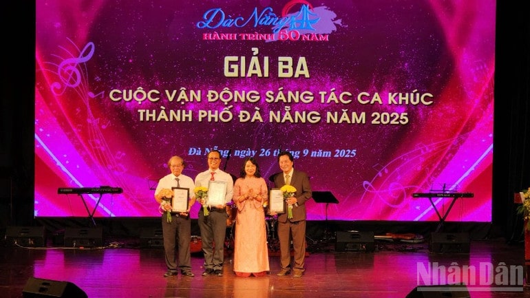 Ban tổ chức trao Giải Ba cho các tác giả đoạt giải.
