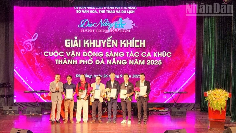 Ban tổ chức trao Giải Khuyến khích cho các tác giả đoạt giải.