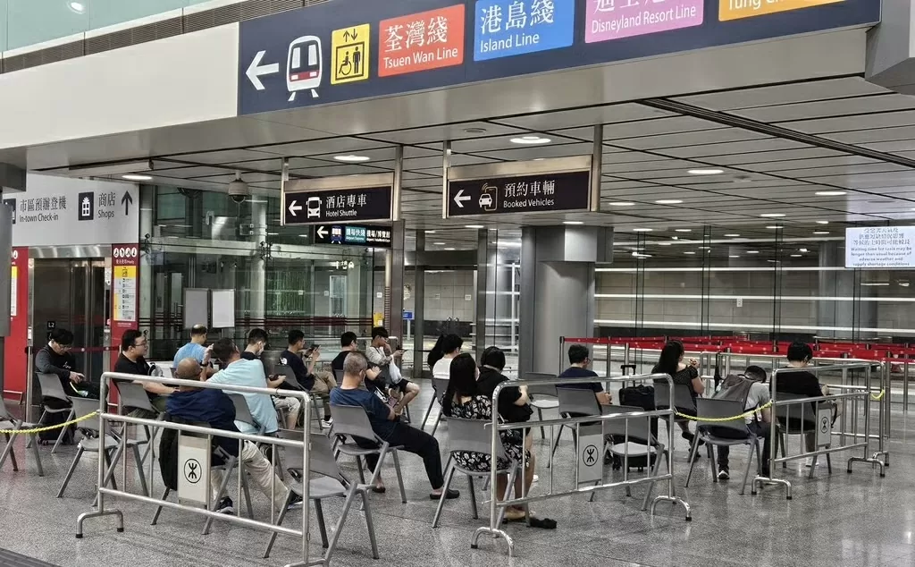 Tuyến Airport Express tạm dừng, đường sắt cao tốc kết nối Quảng Đông – Hong Kong (Trung Quốc) đình trệ, toàn bộ lớp học bị hủy, nhiều doanh nghiệp đóng cửa. Sở Giao dịch Chứng khoán Hong Kong (Trung Quốc) vẫn duy trì giao dịch điện tử bất chấp thiên tai.Trong ảnh: Hành khách chờ đợi tại ga Hong Kong Airport Express ở khu Central. (Nguồn: SCMP)