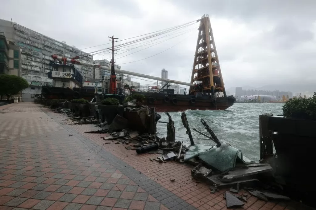 Gió mạnh đẩy xà lan vào bờ kè tại lối đi bộ Hung Hom gần khu dân cư Laguna Verde, làm hư hại hàng rào và văng mảnh vỡ dọc lối đi. (Nguồn: SCMP)