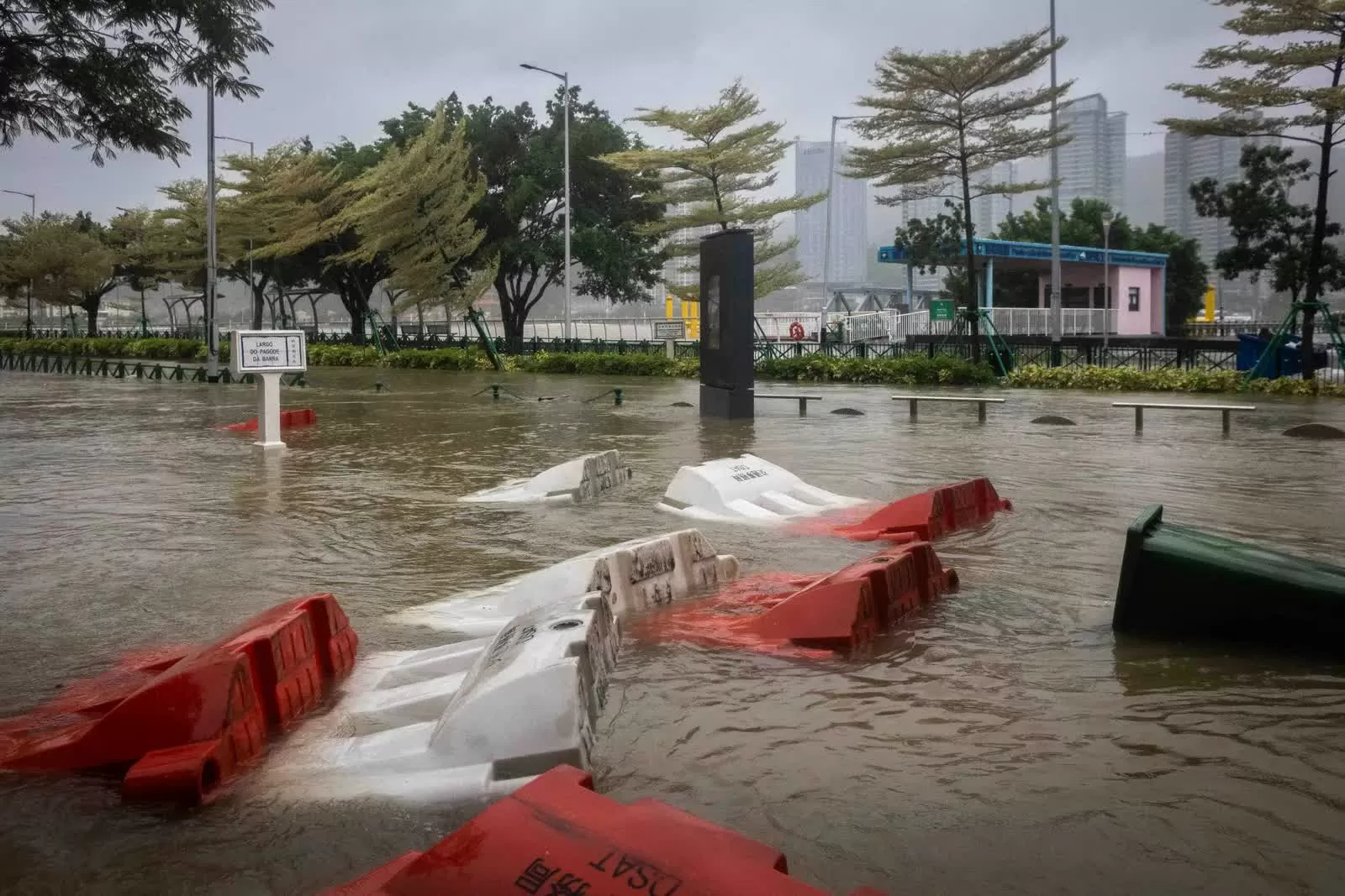 Sau khi càn quét qua Hong Kong (Trung Quốc), chiều 24/9, bão Ragasa mang theo gió dữ dội, mưa lớn và sóng mạnh đã đổ bộ tỉnh Quảng Đông (Trung Quốc) sau khi gây ra thiệt hại nghiêm trọng tại nhiều khu vực khác. Tròng ảnh: Những rào chắn bị đổ tại quận Barra ngập lụt khi siêu bão Ragasa đi qua Ma Cao (Trung Quốc), ngày 24/9. (Nguồn: CNA)