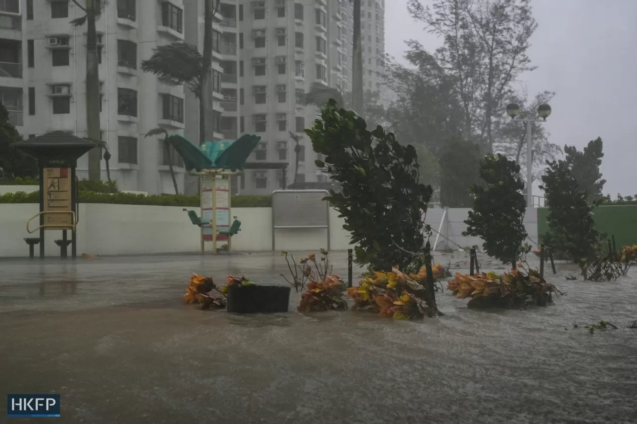 Tại Hong Kong (Trung Quốc), thành phố tài chính quốc tế với hàng triệu cư dân, bão Ragasa gây ra gió mạnh, mưa lớn và triều cường, khiến toàn bộ hệ thống giao thông, trường học và nhiều hoạt động kinh tế phải ngừng trệ. (Nguồn: HKFP)