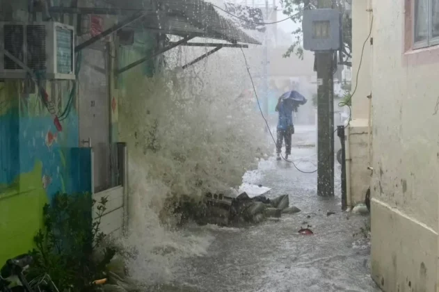 Tại th&agrave;nh phố Dương Giang (Yangjiang), nơi b&atilde;o đổ bộ, truyền th&ocirc;ng ghi nhận nhiều biển quảng c&aacute;o bị gi&oacute; giật r&aacute;ch, c&acirc;y cối đổ v&agrave; c&aacute;c mảnh vỡ bay khắp nơi. Cơ quan kh&iacute; tượng cho biết cơn b&atilde;o đổ bộ v&agrave;o khu vực đảo Hải Lăng (Hailing), gần th&agrave;nh phố Dương Giang, l&uacute;c 17 giờ (giờ địa phương), với sức gi&oacute; tối đa gần t&acirc;m b&atilde;o l&agrave; 145 km/h. (Nguồn: SCMP)