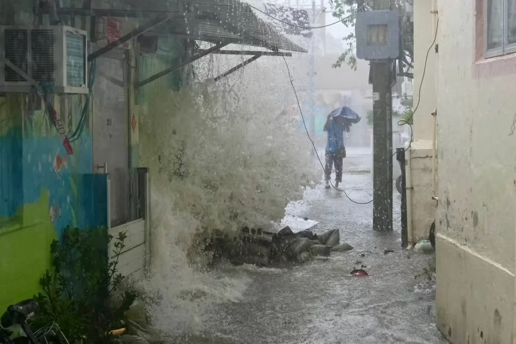 Tại thành phố Dương Giang (Yangjiang), nơi bão đổ bộ, truyền thông ghi nhận nhiều biển quảng cáo bị gió giật rách, cây cối đổ và các mảnh vỡ bay khắp nơi. Cơ quan khí tượng cho biết cơn bão đổ bộ vào khu vực đảo Hải Lăng (Hailing), gần thành phố Dương Giang, lúc 17 giờ (giờ địa phương), với sức gió tối đa gần tâm bão là 145 km/h. (Nguồn: SCMP)