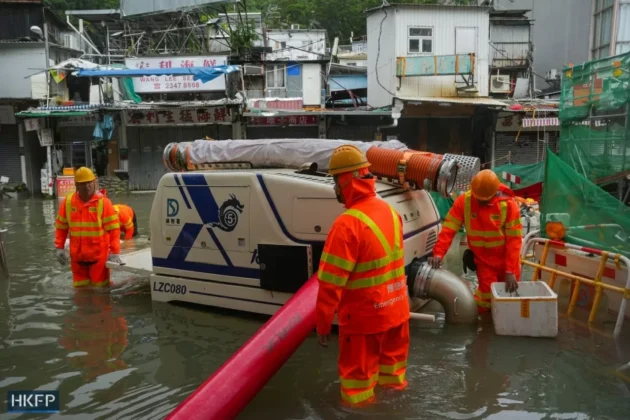 T&iacute;nh đến chiều 24/9, Hong Kong (Trung Quốc) ghi nhận 698 c&acirc;y đổ, 16 điểm ngập lụt, ba vụ sạt lở đất. Trong ảnh: C&ocirc;ng nh&acirc;n được triển khai đến Lei Yue Mun để tho&aacute;t nước lũ. (Nguồn: HKFP)