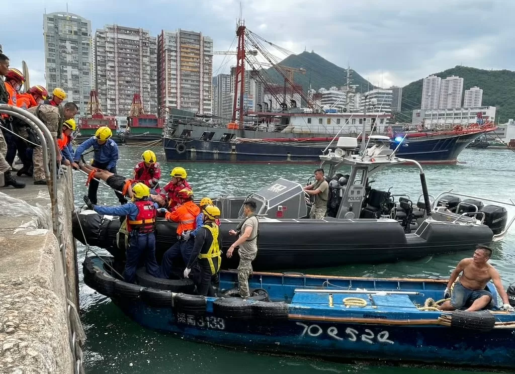 Ít nhất 90 người bị thương, khoảng 869 người buộc rời nhà đến 50 điểm trú ẩn an toàn. Một sự cố thương tâm xảy ra khi một phụ nữ cùng con trai 5 tuổi bị sóng cuốn ra biển; cả hai đang được điều trị tích cực.:(Nguồn Handout)
