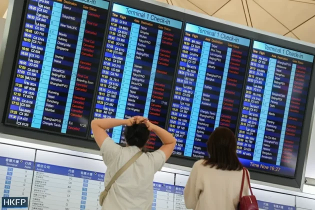 Si&ecirc;u b&atilde;o Ragasa khiến hệ thống giao th&ocirc;ng Hong Kong (Trung Quốc) gần như t&ecirc; liệt. Hơn 700 chuyến bay bị hủy trong ng&agrave;y, cộng dồn hơn 1.000 chuyến trong hai ng&agrave;y, ảnh hưởng tới khoảng 140.000 h&agrave;nh kh&aacute;ch. Trong ảnh: H&agrave;nh kh&aacute;ch theo d&otilde;i bảng th&ocirc;ng tin c&aacute;c chuyến bay bị hủy do si&ecirc;u b&atilde;o Ragasa tại S&acirc;n bay Quốc tế Hong Kong. (Nguồn: HKFP)