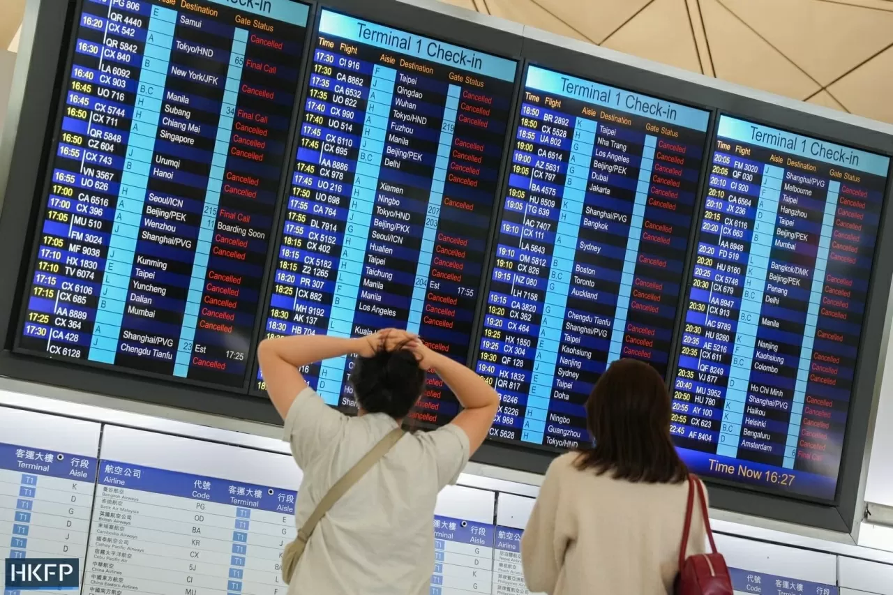 Siêu bão Ragasa khiến hệ thống giao thông Hong Kong (Trung Quốc) gần như tê liệt. Hơn 700 chuyến bay bị hủy trong ngày, cộng dồn hơn 1.000 chuyến trong hai ngày, ảnh hưởng tới khoảng 140.000 hành khách. Trong ảnh: Hành khách theo dõi bảng thông tin các chuyến bay bị hủy do siêu bão Ragasa tại Sân bay Quốc tế Hong Kong. (Nguồn: HKFP)