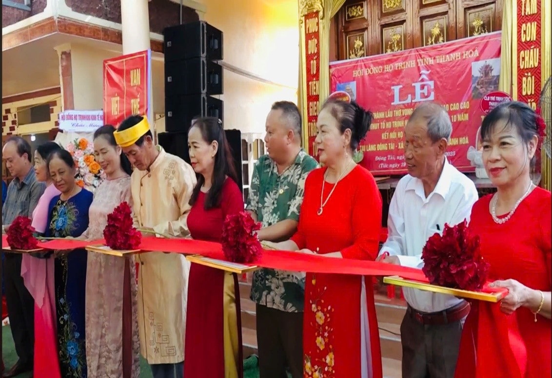 Các đại biểu cắt băng khánh thành Lầu thờ họ Trịnh tại xã Nông Cống, tỉnh Thanh Hóa.