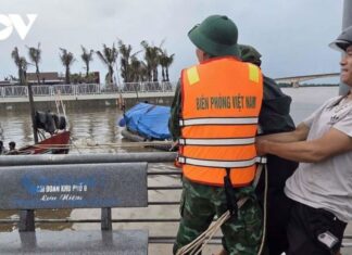 Quảng Trị tập trung tìm kiếm 12 người mất tích do bão Quảng Trị tập trung tìm kiếm 12 người mất tích do bão