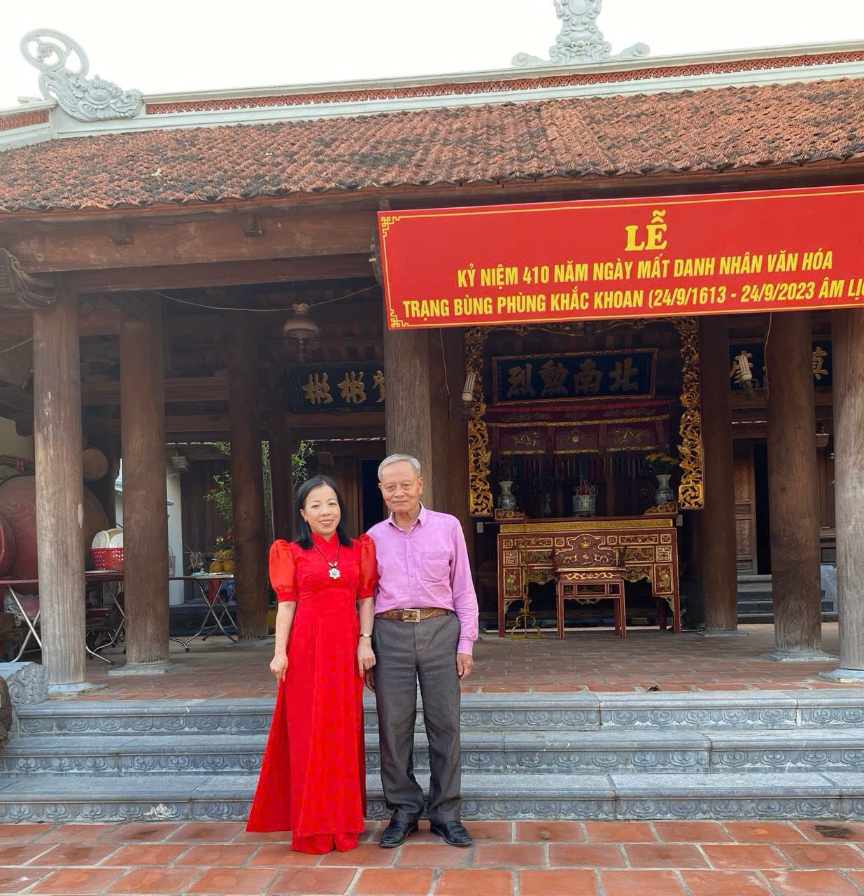 Nhà thơ Phùng Trang Nhung (bìa trái) và Tiến sĩ Đinh Công Vỹ