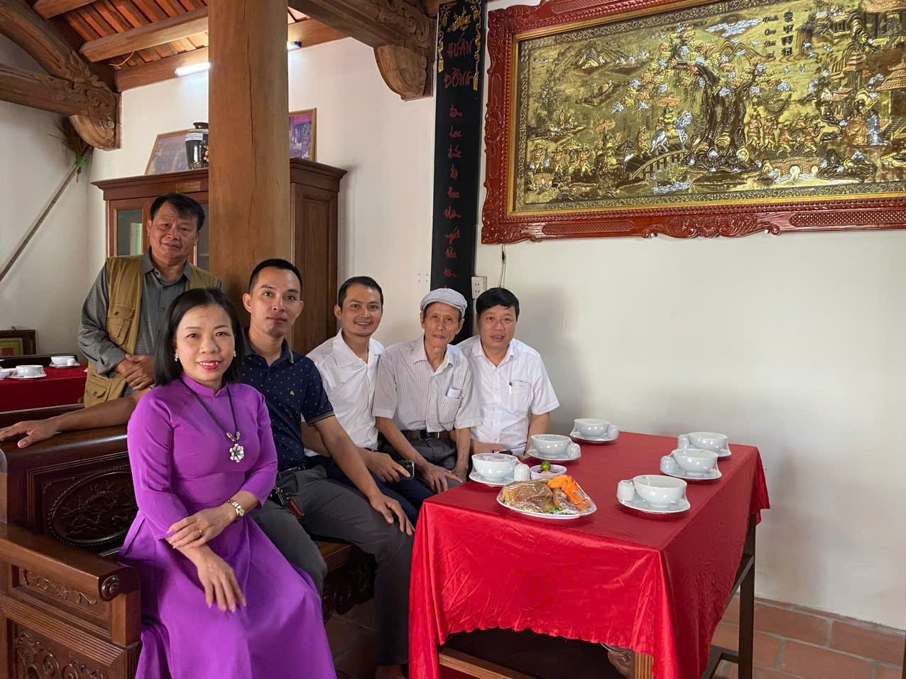 Nhà thơ Phùng Trang Nhung (áo dài xanh) và các bạn văn. 