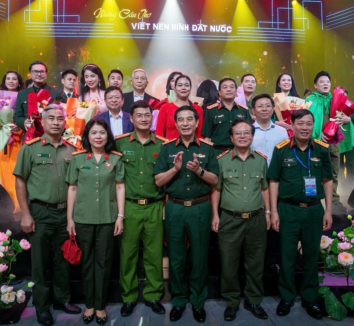 Nhà văn Phùng Văn Khai (ngoài cùng bìa phải) chụp hình lưu niệm tại đêm thơ “Những câu thơ viết nên hình đất nước”.