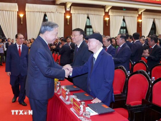 Tổng B&iacute; thư T&ocirc; L&acirc;m với c&aacute;c đại biểu dự Đại hội. (Ảnh: Phương Hoa/TTXVN)