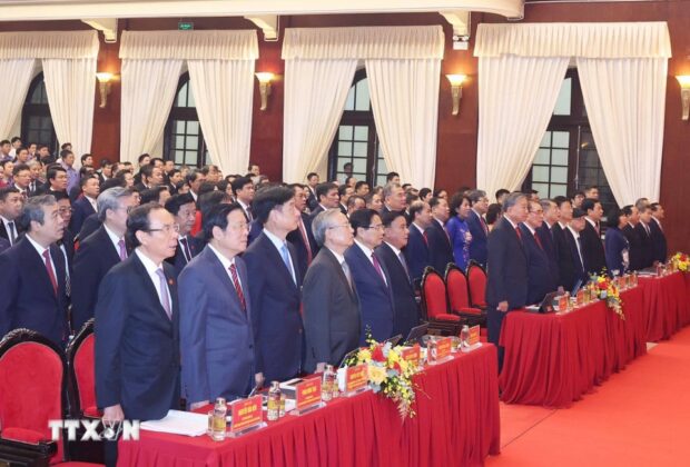 C&aacute;c đại biểu thực hiện nghi lễ ch&agrave;o cờ. (Ảnh: Thống Nhất/TTXVN)