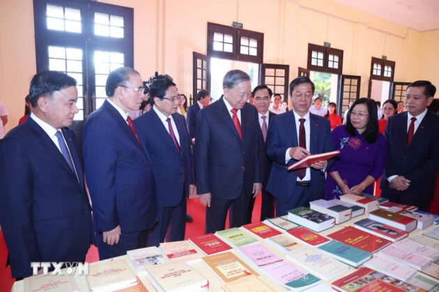 Tổng B&iacute; thư T&ocirc; L&acirc;m v&agrave; c&aacute;c đồng ch&iacute; L&atilde;nh đạo, nguy&ecirc;n L&atilde;nh đạo Đảng, Nh&agrave; nước xem trưng b&agrave;y s&aacute;ch tại Đại hội . (Ảnh: Thống Nhất/TTXVN)