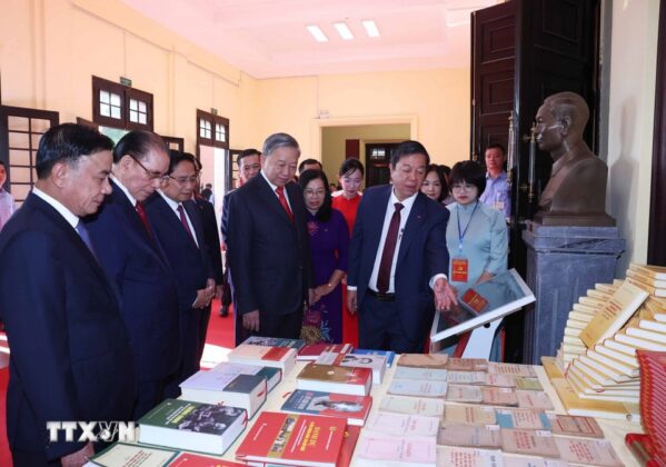 Tổng B&iacute; thư T&ocirc; L&acirc;m v&agrave; c&aacute;c đồng ch&iacute; L&atilde;nh đạo, nguy&ecirc;n L&atilde;nh đạo Đảng, Nh&agrave; nước xem trưng b&agrave;y s&aacute;ch tại Đại hội . (Ảnh: Thống Nhất/TTXVN)