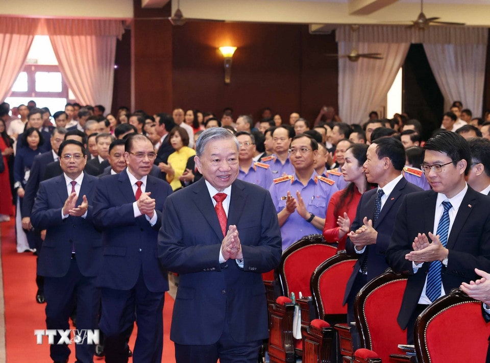 Tổng Bí thư Tô Lâm và các đồng chí Lãnh đạo, nguyên Lãnh đạo Đảng, Nhà nước dự Đại hội đại biểu Đảng bộ các cơ quan Đảng Trung ương lần thứ nhất. (Ảnh: Thống Nhất/TTXVN) Tổng Bí thư Tô Lâm và các đồng chí Lãnh đạo, nguyên Lãnh đạo Đảng, Nhà nước dự Đại hội đại biểu Đảng bộ các cơ quan Đảng Trung ương lần thứ nhất. (Ảnh: Thống Nhất/TTXVN)