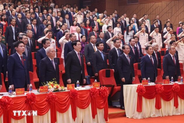 Chủ tịch nước Lương Cường v&agrave; c&aacute;c đại biểu thực hiện nghi lễ ch&agrave;o cờ.