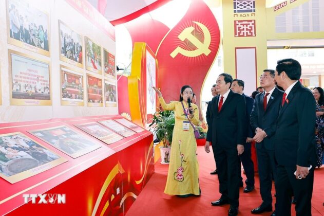 Chủ tịch Quốc hội Trần Thanh Mẫn v&agrave; đại biểu tham quan gian trưng b&agrave;y ảnh tại Đại hội.