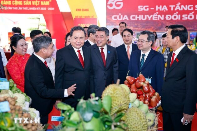Chủ tịch Quốc hội Trần Thanh Mẫn v&agrave; đại biểu tham quan gian trưng b&agrave;y th&agrave;nh tựu của th&agrave;nh phố Cần Thơ tại Đại hội.